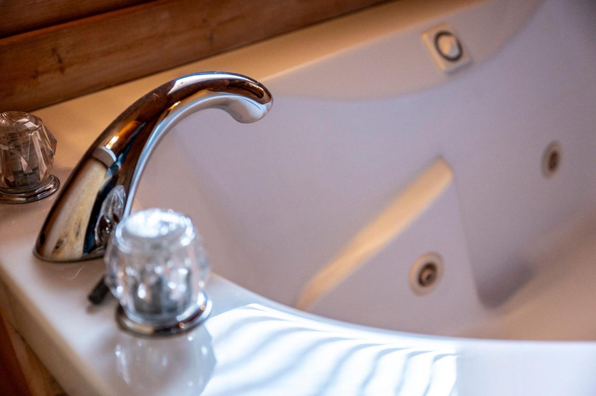 Bearfoot Pines - True Log Cabin - Wi-Fi, Hot Tub, Fishing, Deck With Views! - Mins To Pf Sevierville Ngoại thất bức ảnh