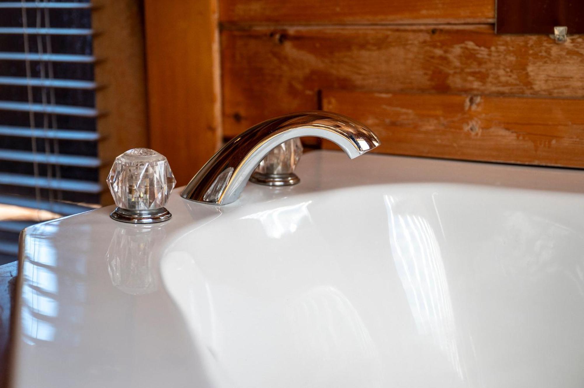 Bearfoot Pines - True Log Cabin - Wi-Fi, Hot Tub, Fishing, Deck With Views! - Mins To Pf Sevierville Ngoại thất bức ảnh