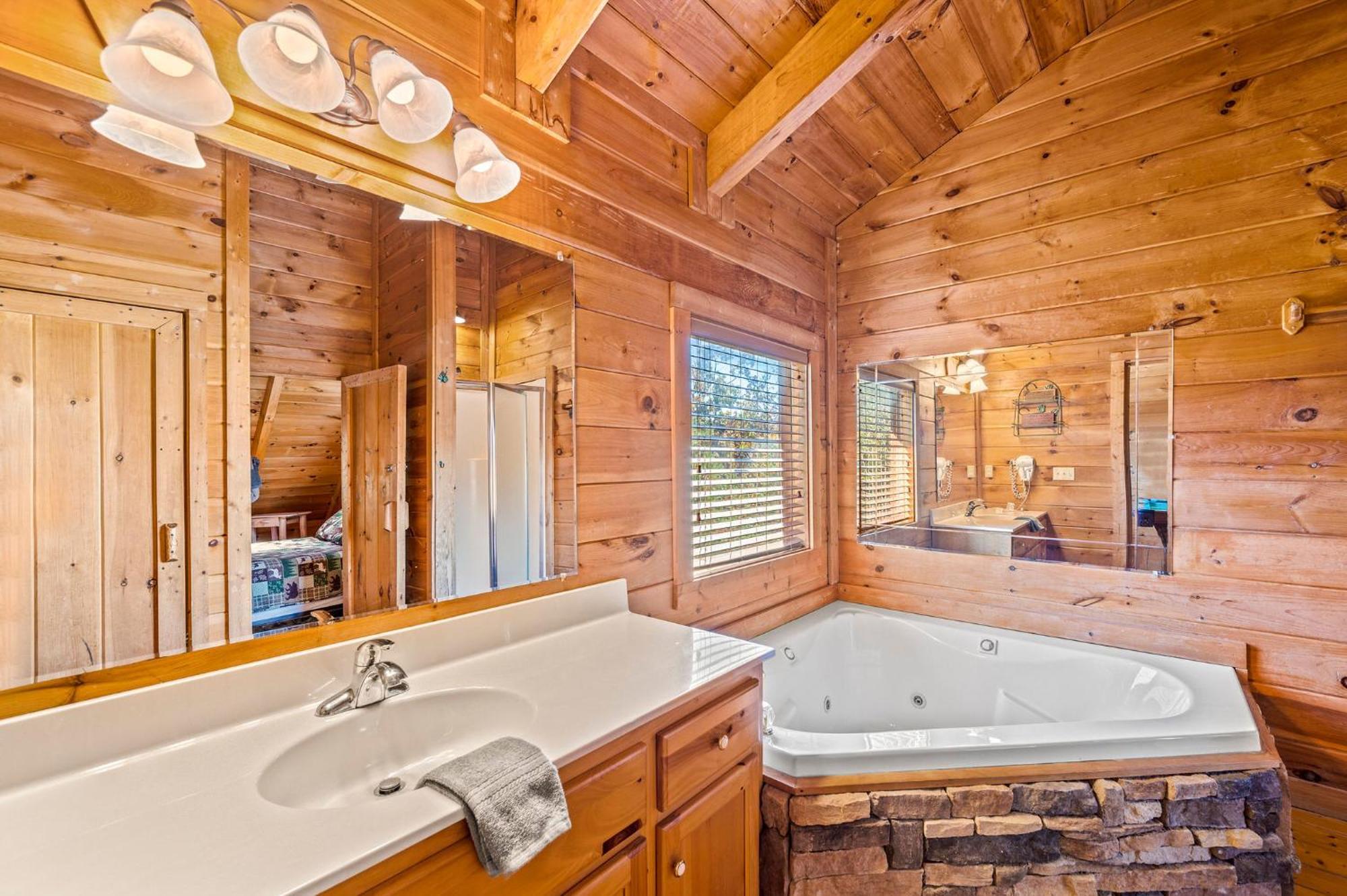 Bearfoot Pines - True Log Cabin - Wi-Fi, Hot Tub, Fishing, Deck With Views! - Mins To Pf Sevierville Ngoại thất bức ảnh